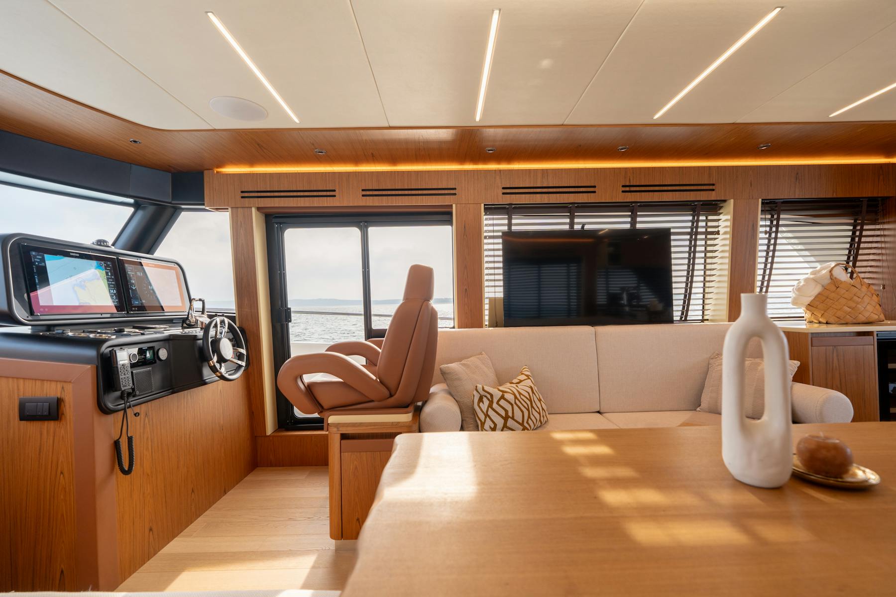 Greenline 58 Coupe saloon and dining space