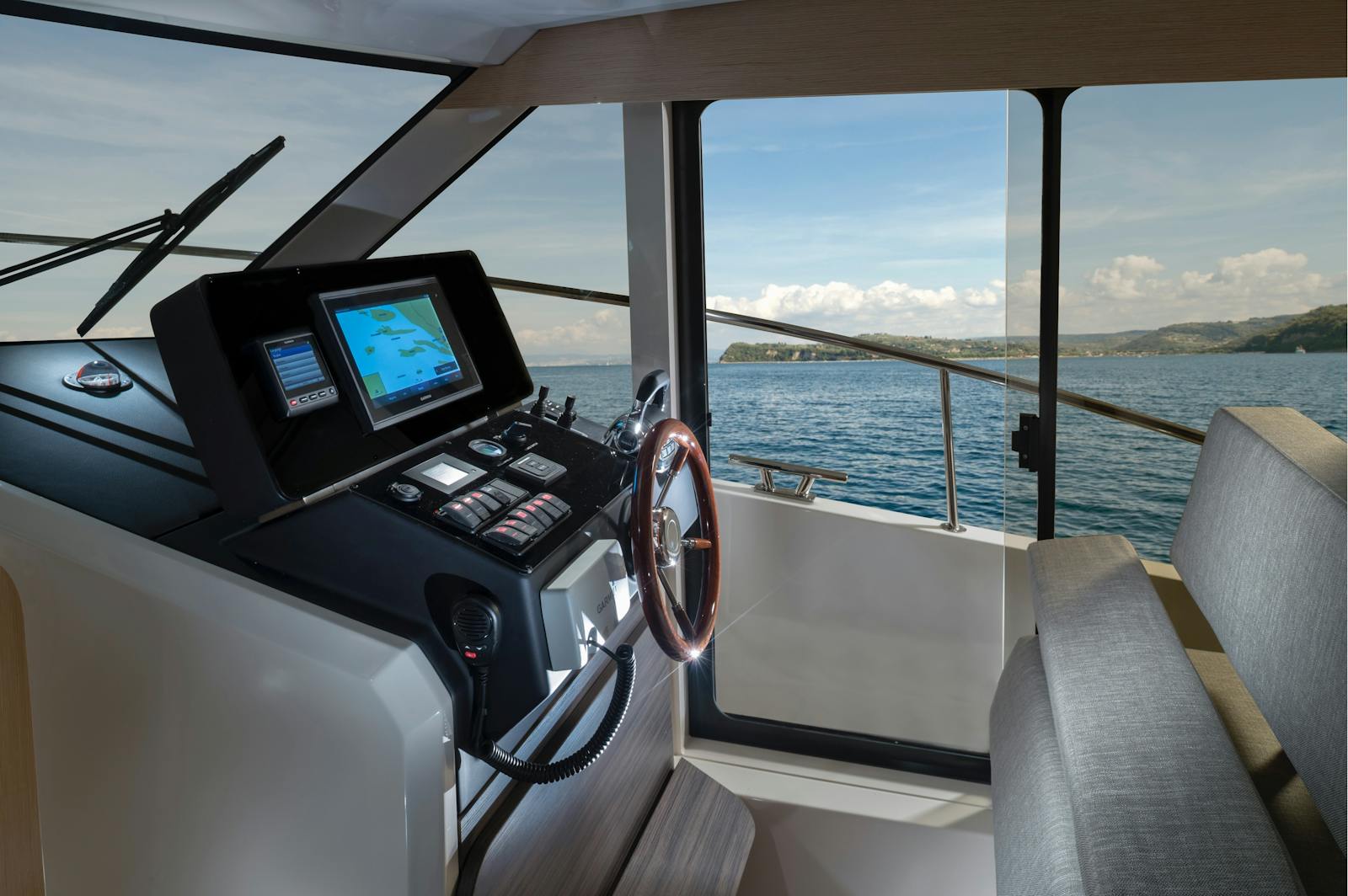 Greenline 39 helm station
