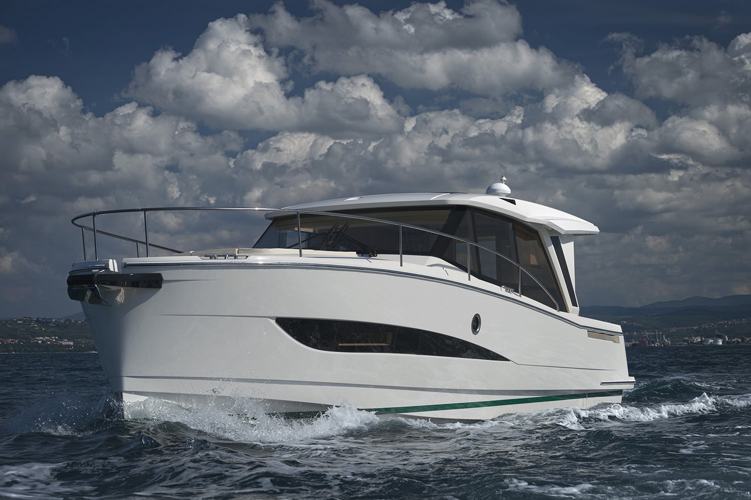 Greenline 39 underway, viewed from the port bow