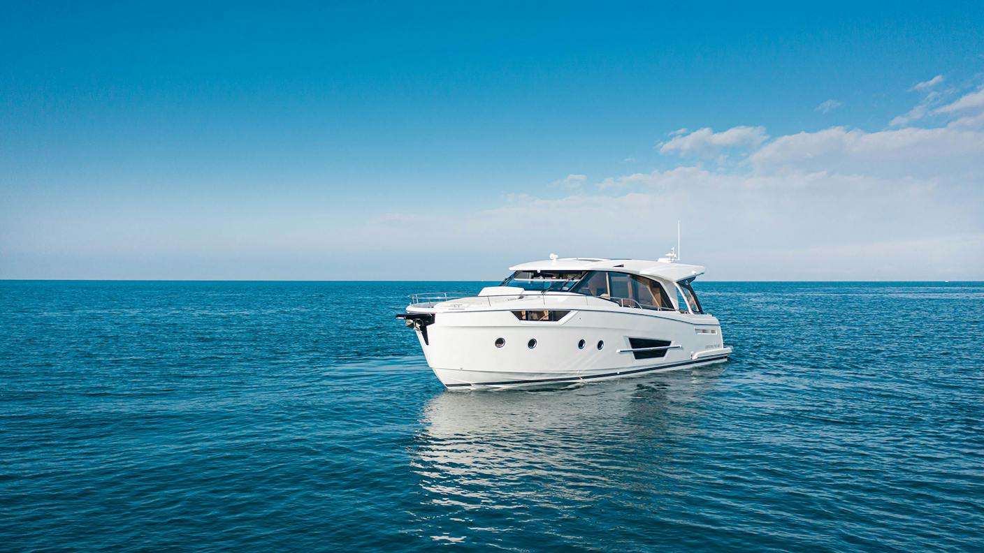 Greenline 45 Coupe cruising