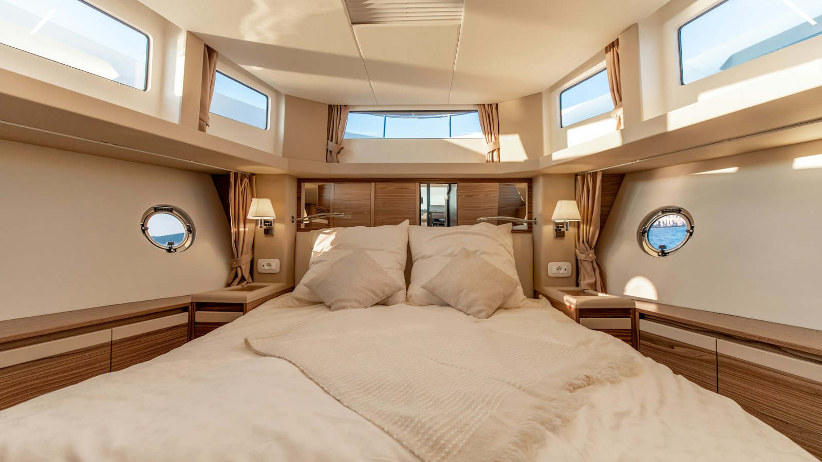 Greenline 45 Fly guest cabin with portholes and skylights